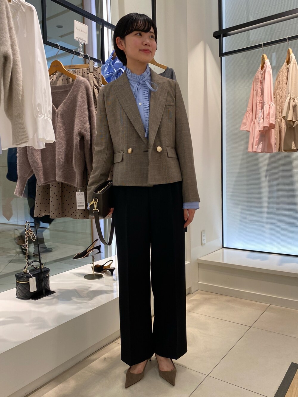 ブルー系のシャツ/ブラウス、ベージュ系のテーラードジャケット、ブラック系のその他パンツを着用したレディースの秋コーディネートの2枚目の写真