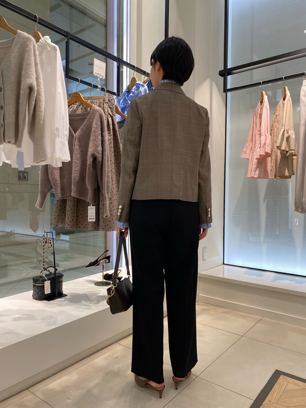 ブルー系のシャツ/ブラウス、ベージュ系のテーラードジャケット、ブラック系のその他パンツを着用したレディースの秋コーディネートの4枚目の写真