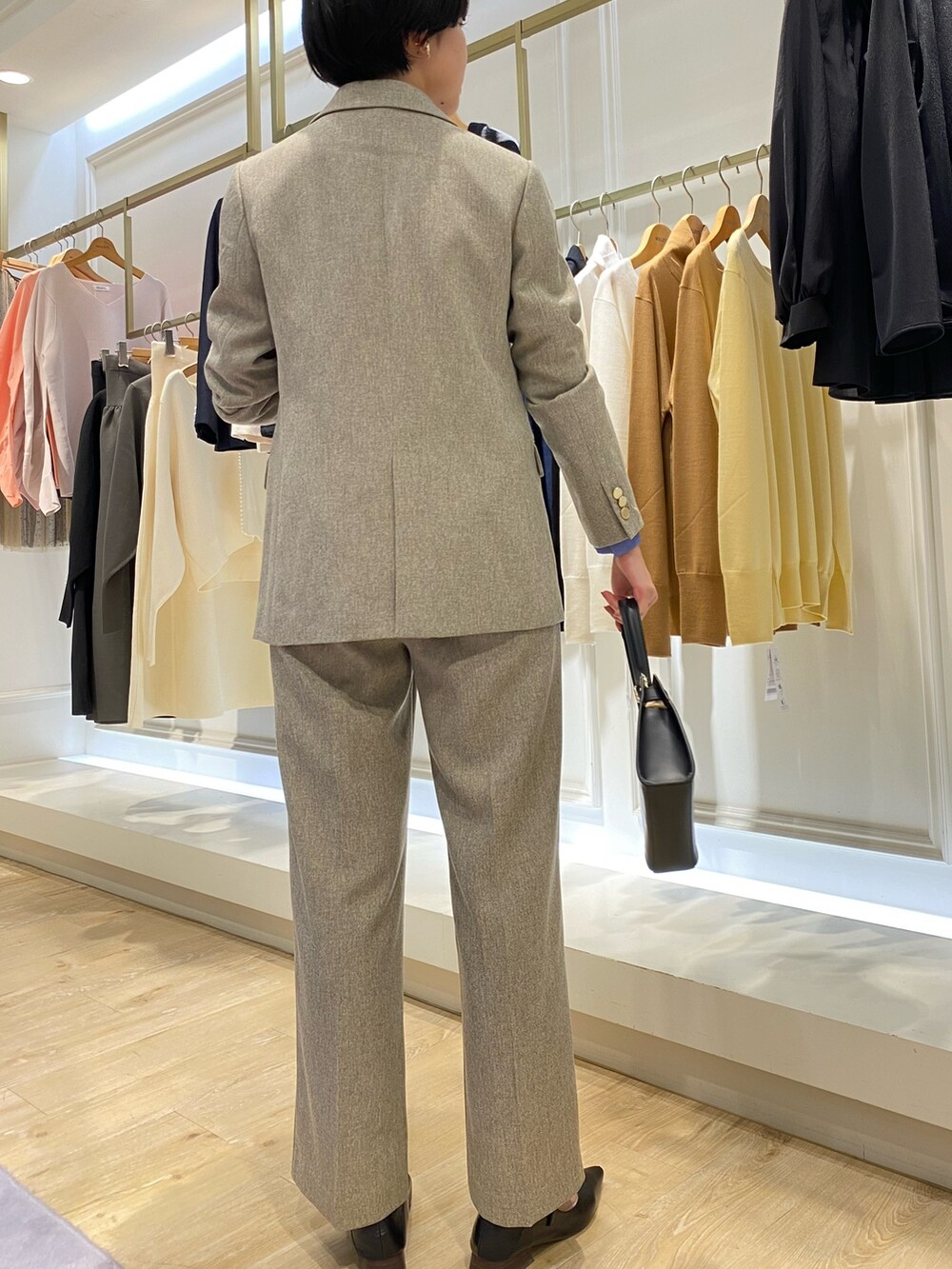 ベージュ系のテーラードジャケット、ブルー系のシャツ/ブラウス、ベージュ系のその他パンツを着用したレディースの秋コーディネートの3枚目の写真