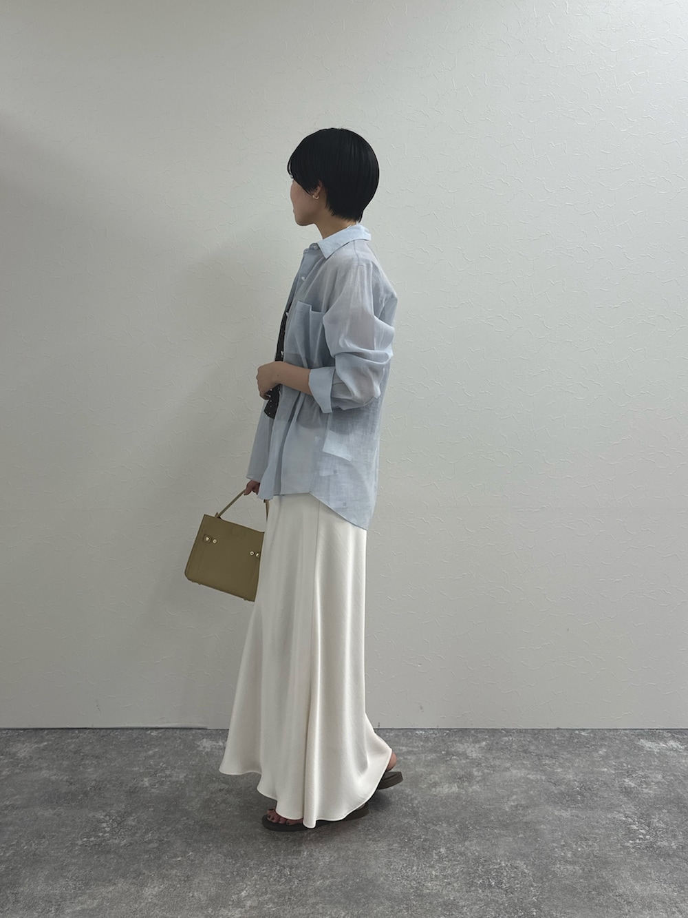 ブルー系のシャツ/ブラウス、ホワイト系のシャツ/ブラウス、ホワイト系のスカートを着用したレディースの春コーディネートの3枚目の写真