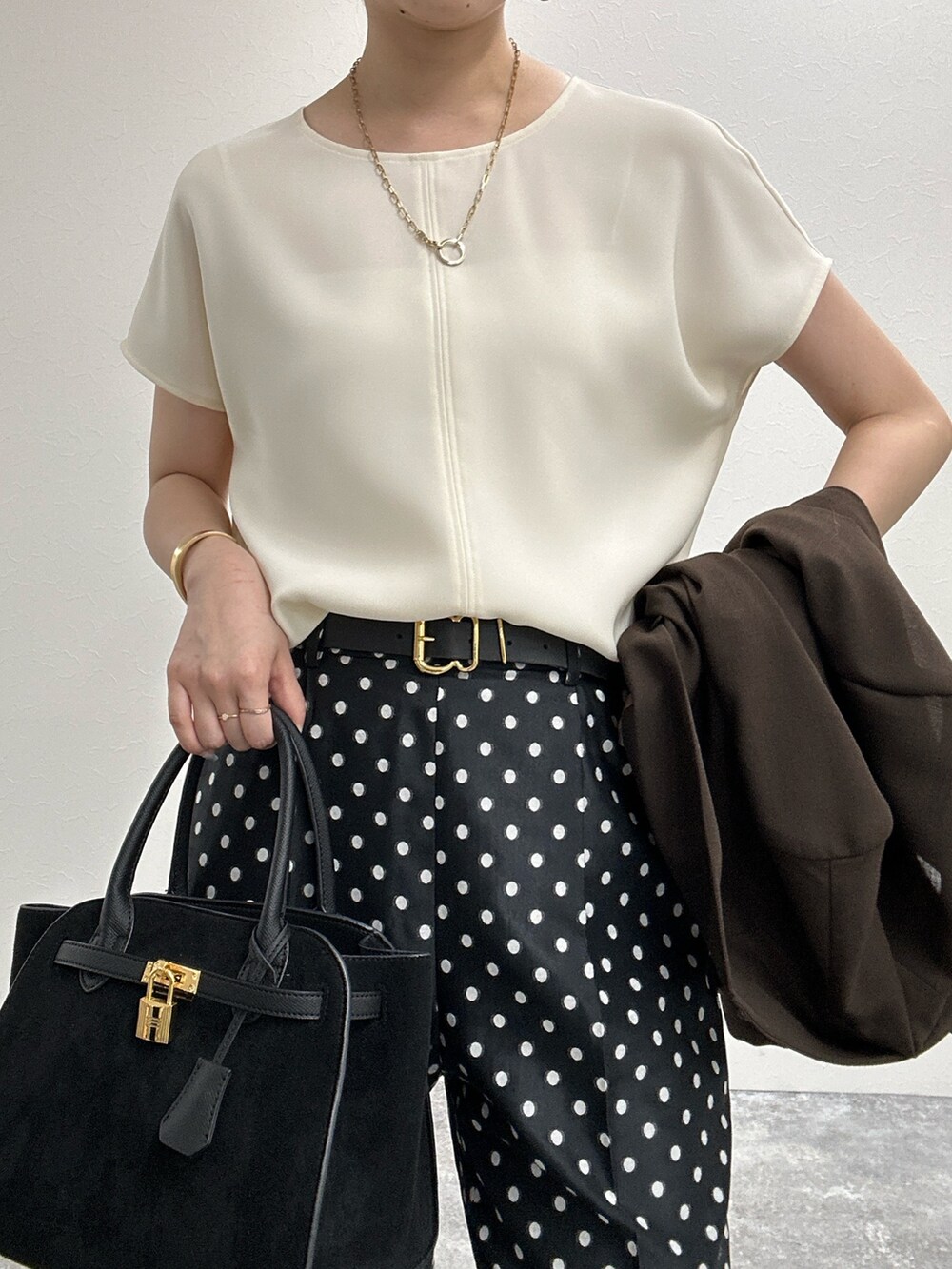 ブラック系のその他パンツ、ホワイト系のシャツ/ブラウスを着用したレディースの夏コーディネートの4枚目の写真