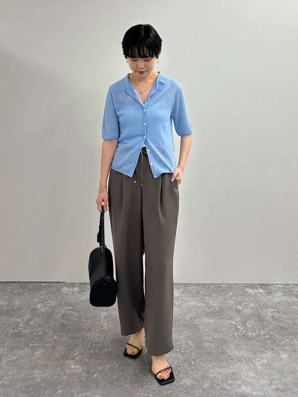 ブラウン系のその他パンツ、ブルー系のカーディガン/ボレロを着用したレディースの夏コーディネートの2枚目の写真