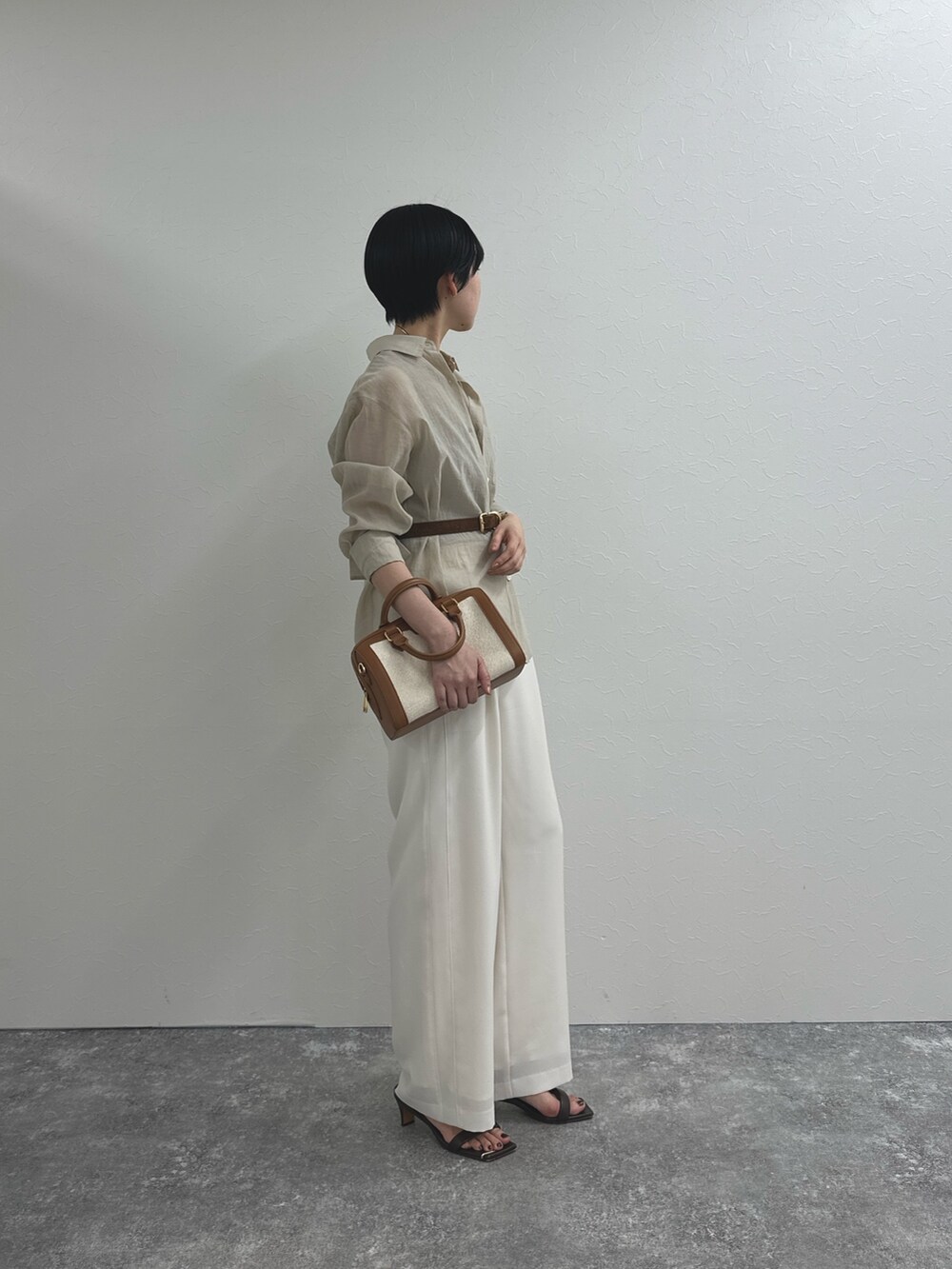 ベージュ系のシャツ/ブラウス、ホワイト系のその他パンツ、ブラウン系のボストンバッグを着用したレディースの春コーディネートの4枚目の写真