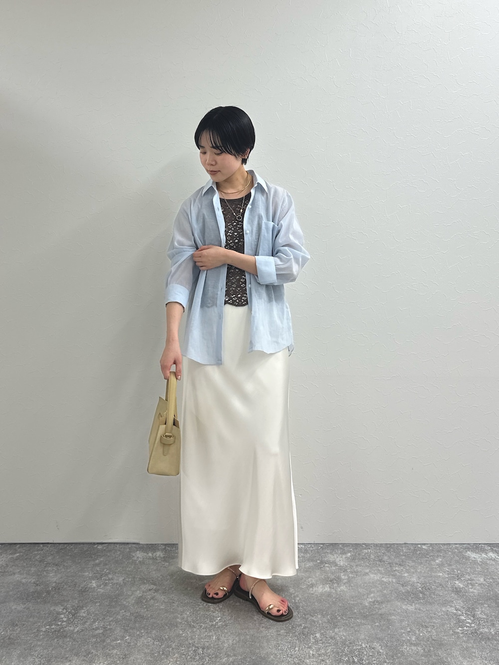 ブルー系のシャツ/ブラウス、ホワイト系のシャツ/ブラウス、ホワイト系のスカートを着用したレディースの春コーディネートの4枚目の写真