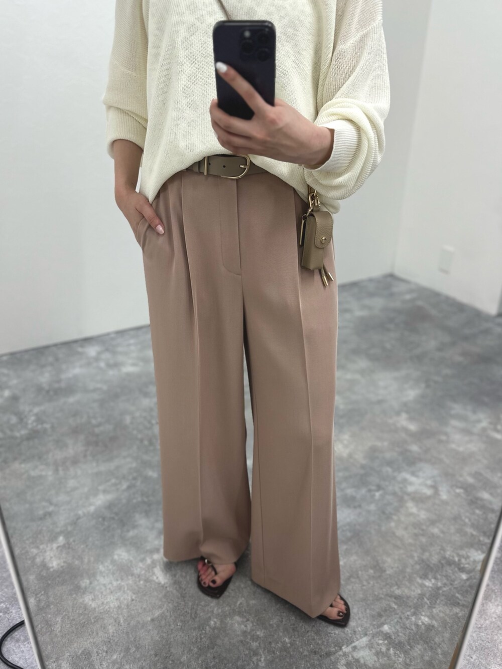 ホワイト系のシャツ/ブラウス、ピンク系のその他パンツ、ホワイト系のニット/セーターを着用したレディースの春コーディネートの6枚目の写真
