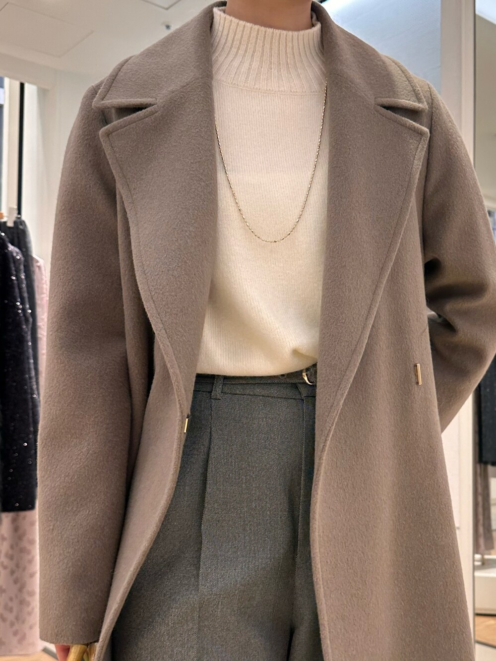 ホワイト系のニット/セーター、グレー系のその他パンツ、グリーン系のその他アウターを着用したレディースの冬コーディネートの5枚目の写真