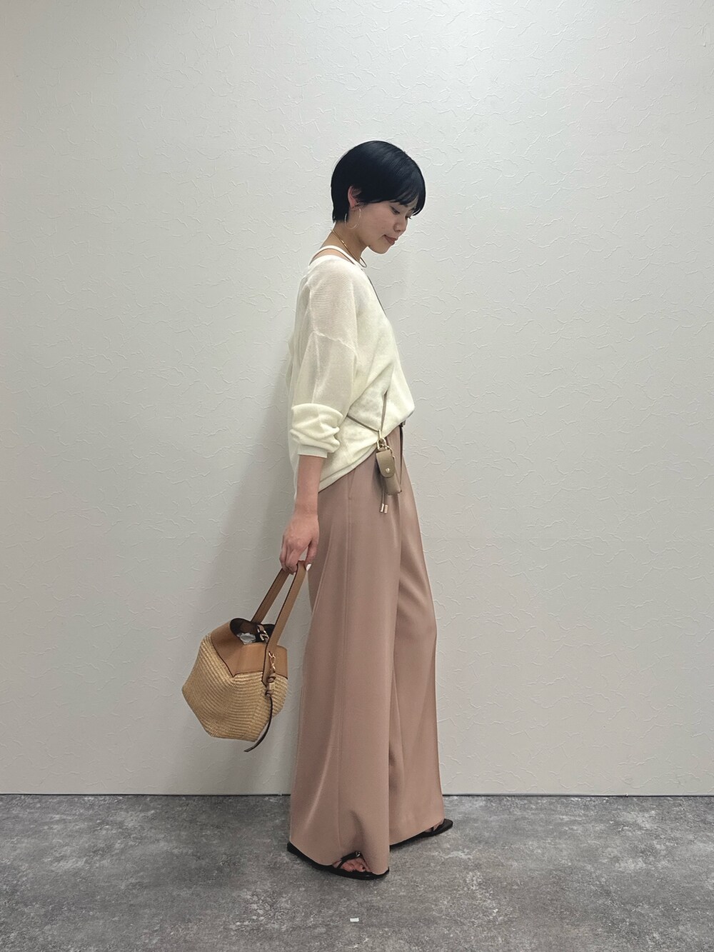 ホワイト系のシャツ/ブラウス、ピンク系のその他パンツ、ホワイト系のニット/セーターを着用したレディースの春コーディネートの3枚目の写真