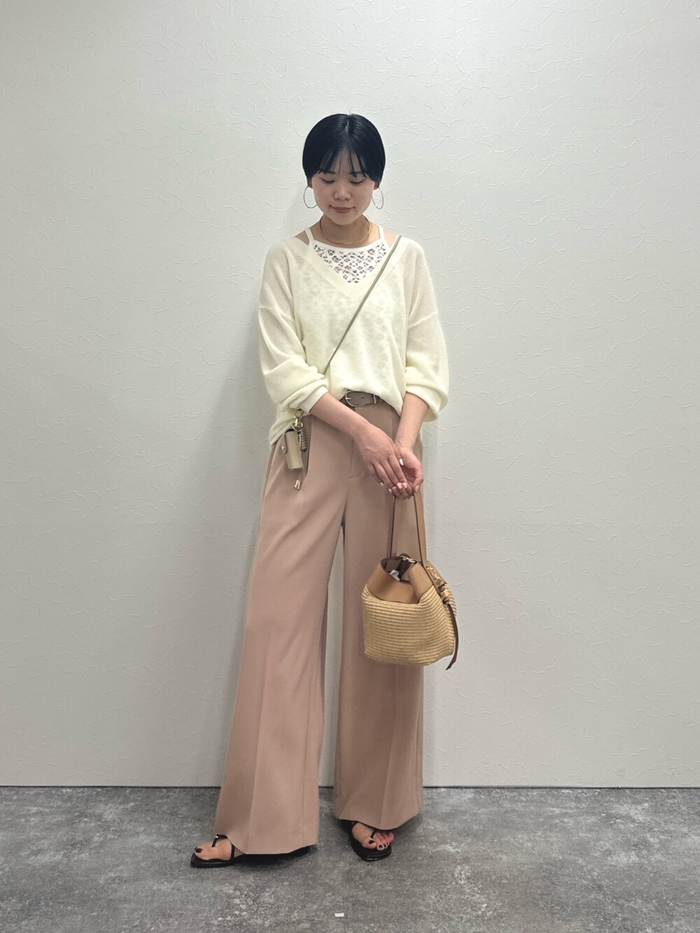 ホワイト系のシャツ/ブラウス、ピンク系のその他パンツ、ホワイト系のニット/セーターを着用したレディースの春コーディネートの4枚目の写真