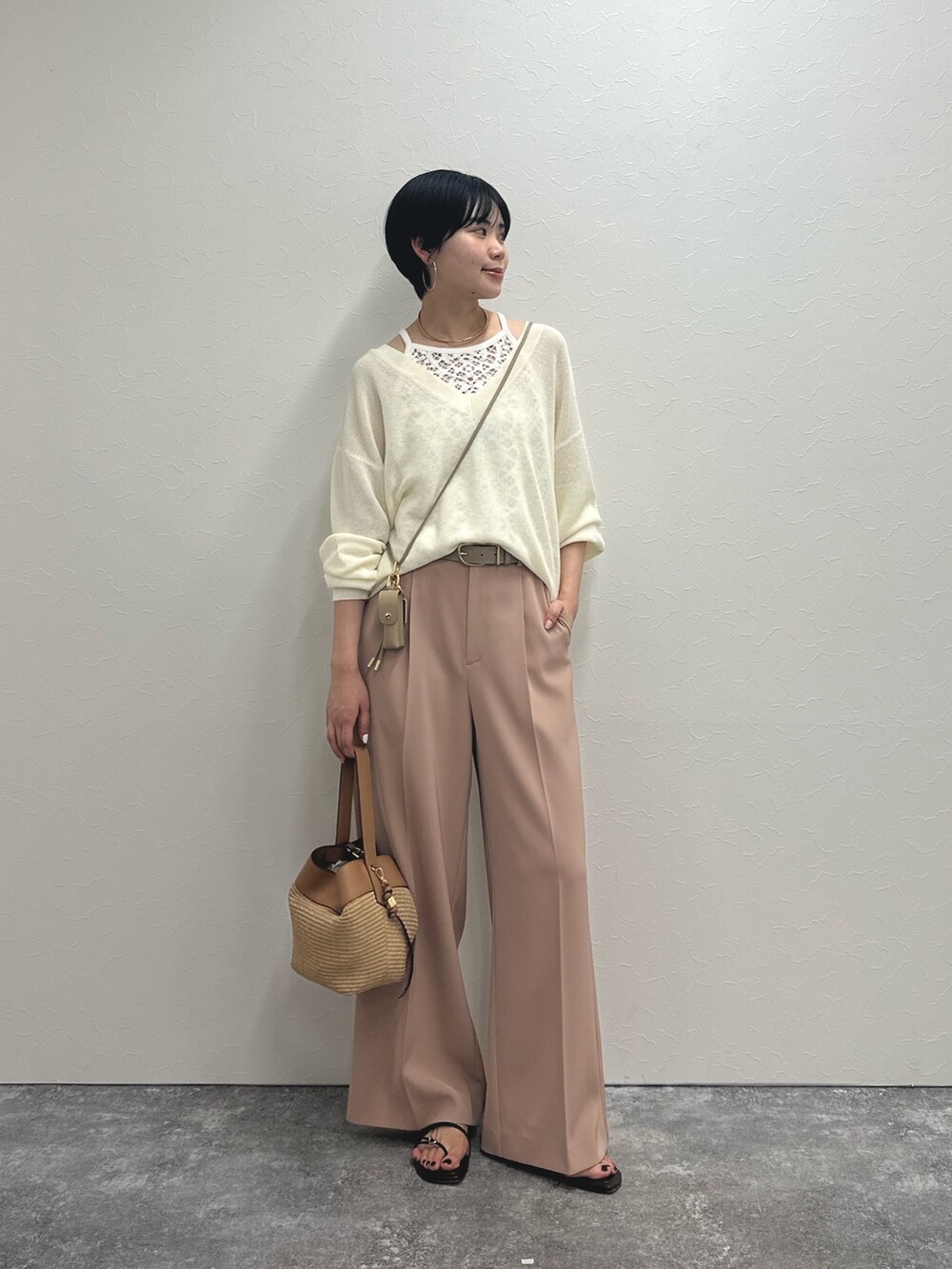 ホワイト系のシャツ/ブラウス、ピンク系のその他パンツ、ホワイト系のニット/セーターを着用したレディースの春コーディネートの2枚目の写真