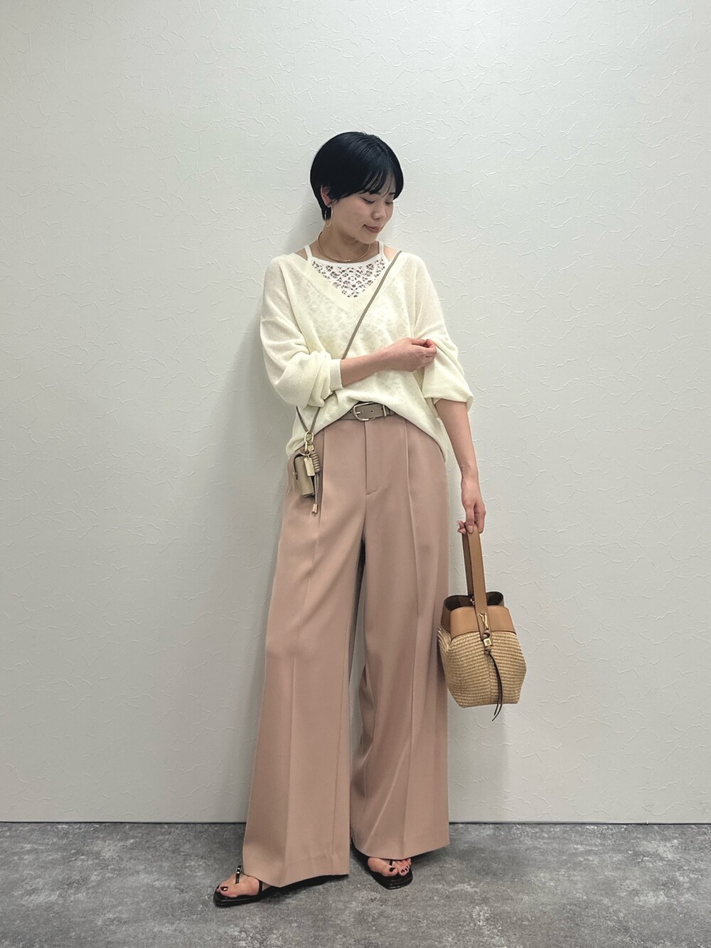 ホワイト系のシャツ/ブラウス、ピンク系のその他パンツ、ホワイト系のニット/セーターを着用したレディースの春コーディネートの5枚目の写真