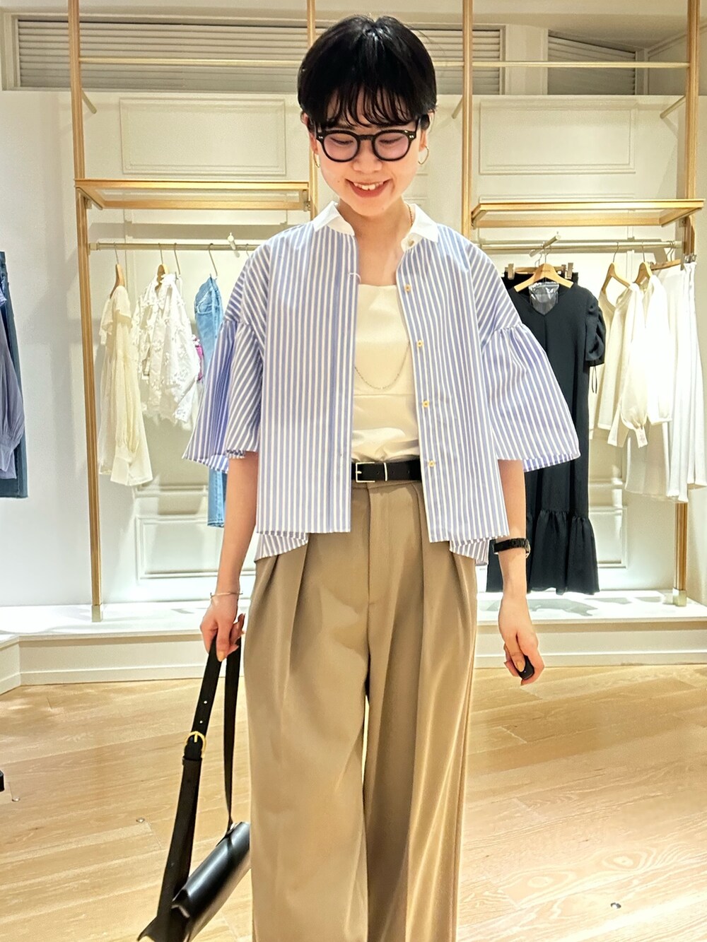 グリーン系のその他パンツ、ブルー系のシャツ/ブラウスを着用したレディースの春コーディネートの4枚目の写真