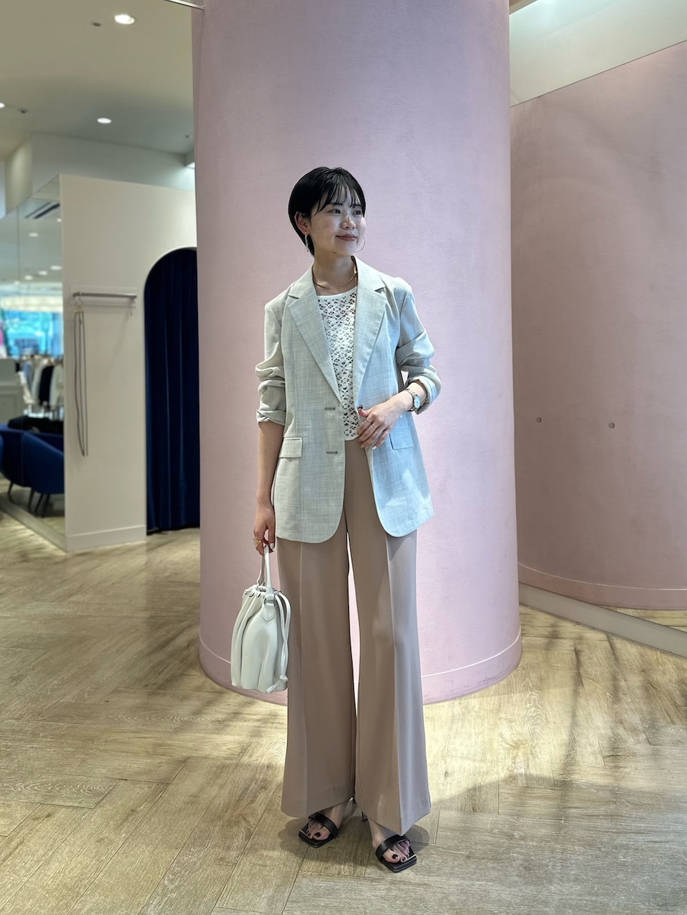 ピンク系のその他パンツ、ホワイト系のシャツ/ブラウス、ベージュ系のテーラードジャケットを着用したレディースの春コーディネートの2枚目の写真