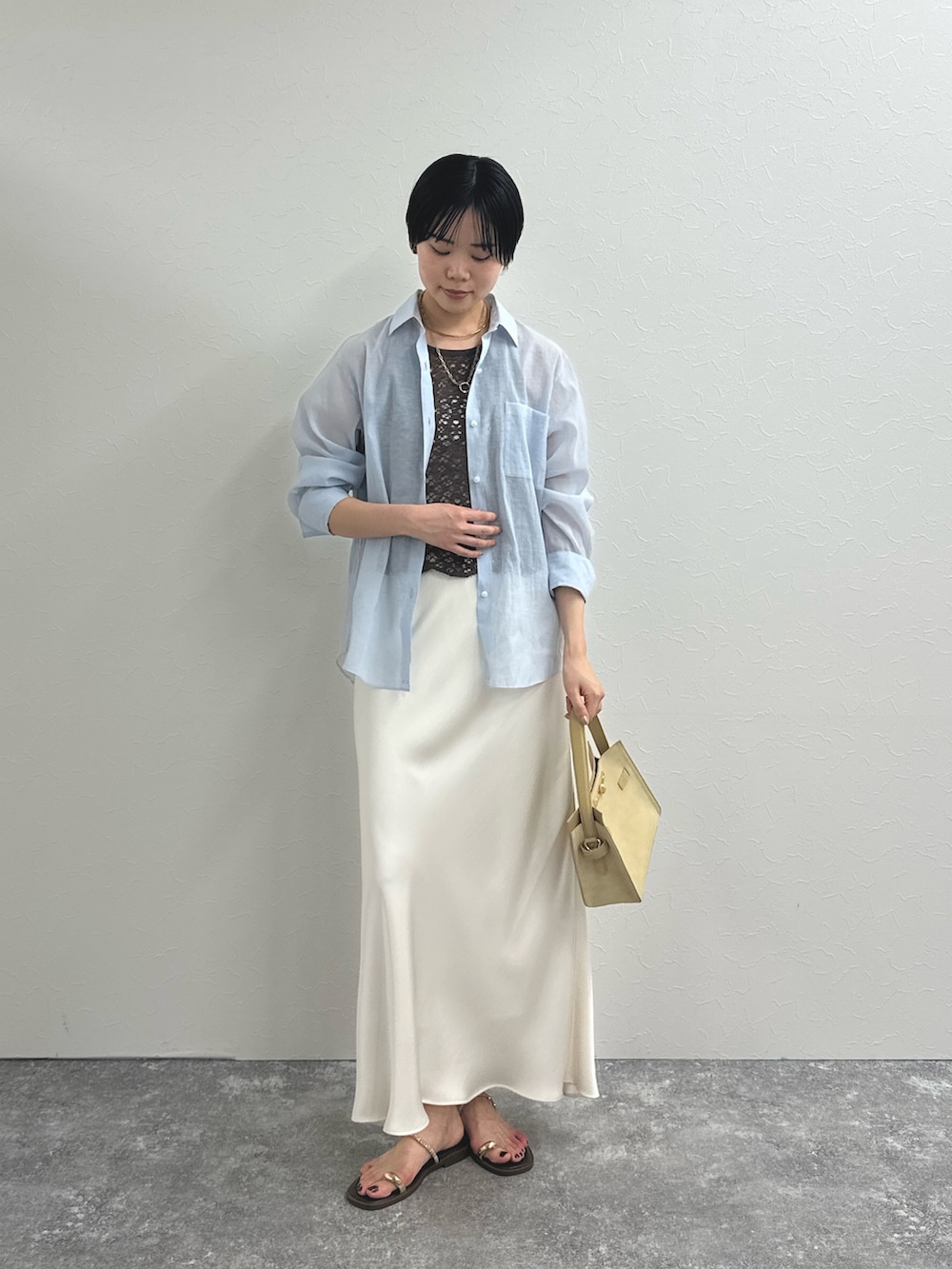 ブルー系のシャツ/ブラウス、ホワイト系のシャツ/ブラウス、ホワイト系のスカートを着用したレディースの春コーディネートの5枚目の写真