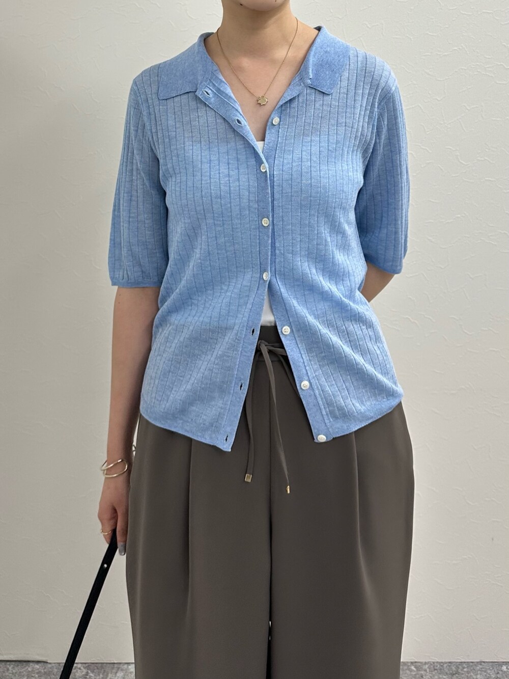 ブラウン系のその他パンツ、ブルー系のカーディガン/ボレロを着用したレディースの夏コーディネートの7枚目の写真