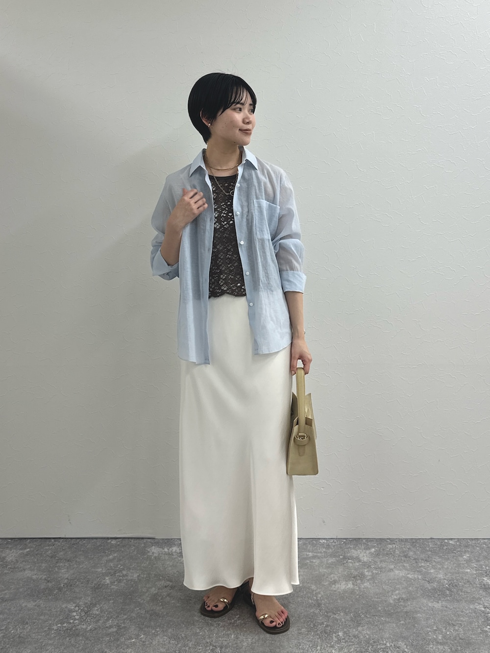ブルー系のシャツ/ブラウス、ホワイト系のシャツ/ブラウス、ホワイト系のスカートを着用したレディースの春コーディネートの2枚目の写真