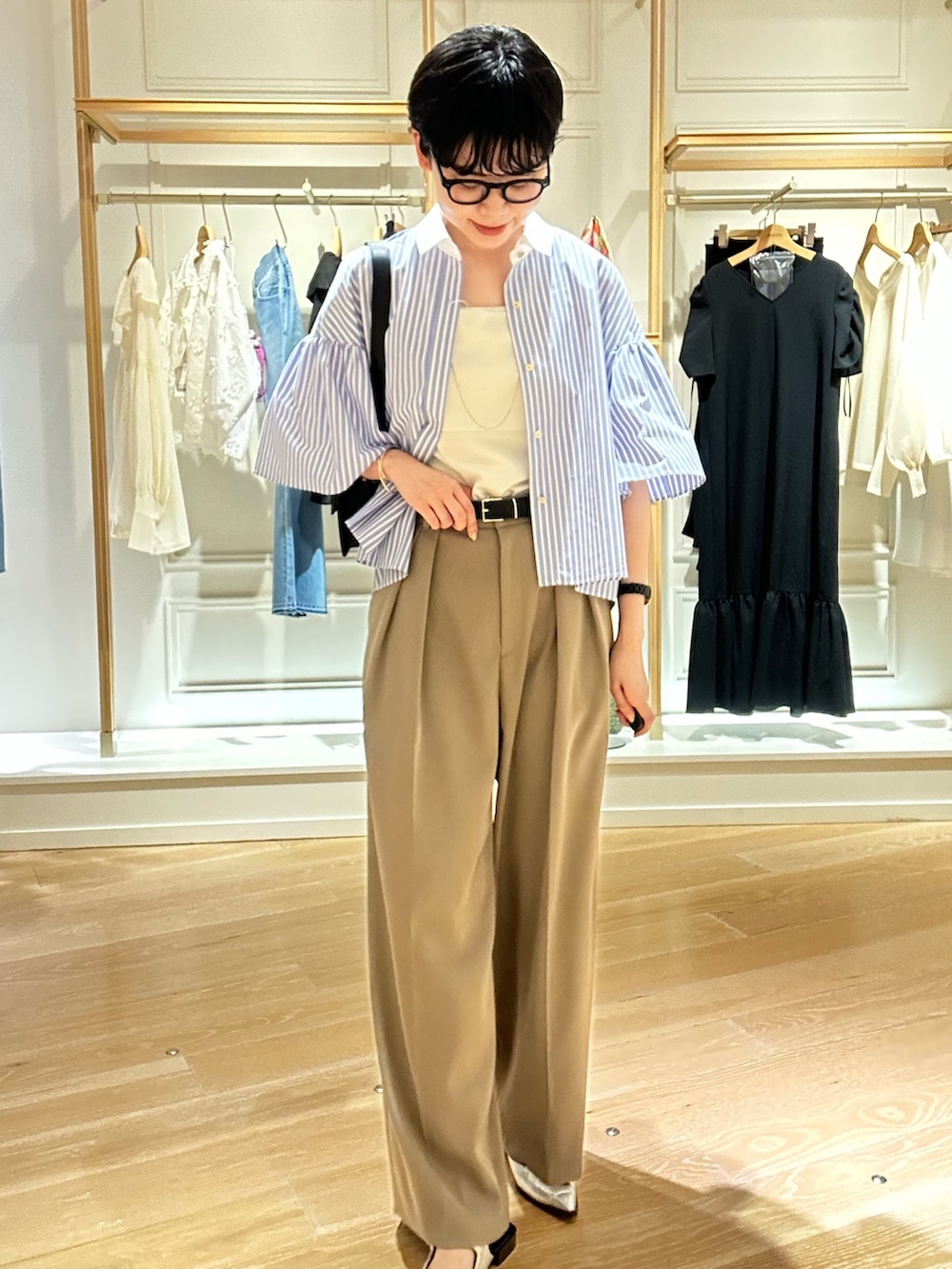 グリーン系のその他パンツ、ブルー系のシャツ/ブラウスを着用したレディースの春コーディネートの2枚目の写真