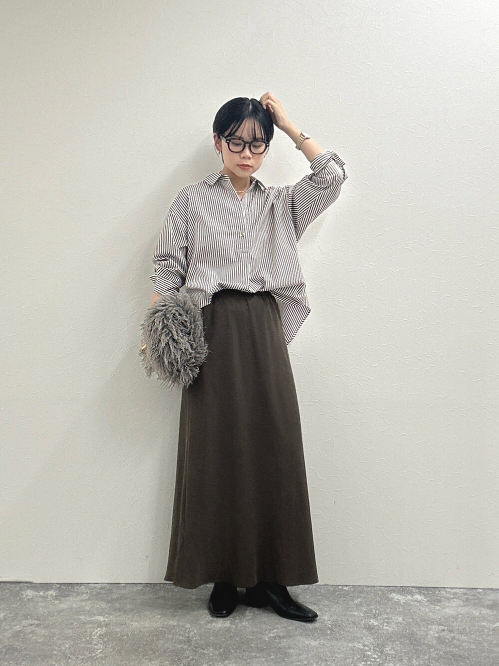 ブラウン系のシャツ/ブラウス、ブラウン系のスカート、ベージュ系のショルダーバッグを着用したレディースの秋コーディネートの8枚目の写真