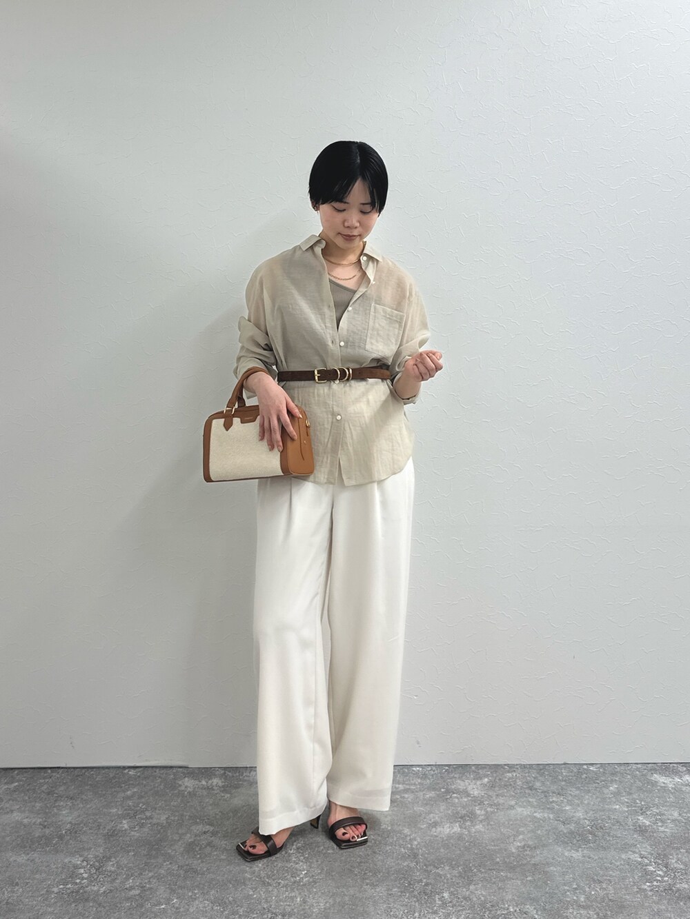 ベージュ系のシャツ/ブラウス、ホワイト系のその他パンツ、ブラウン系のボストンバッグを着用したレディースの春コーディネートの5枚目の写真