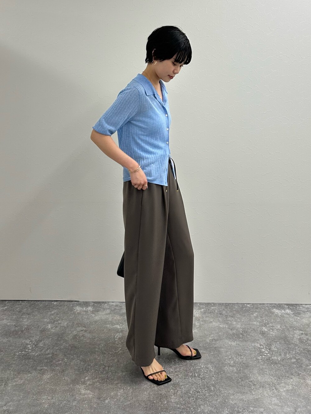 ブラウン系のその他パンツ、ブルー系のカーディガン/ボレロを着用したレディースの夏コーディネートの3枚目の写真