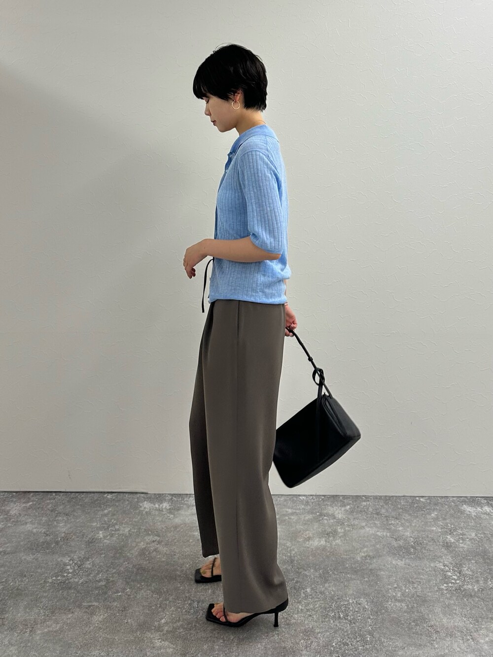 ブラウン系のその他パンツ、ブルー系のカーディガン/ボレロを着用したレディースの夏コーディネートの5枚目の写真