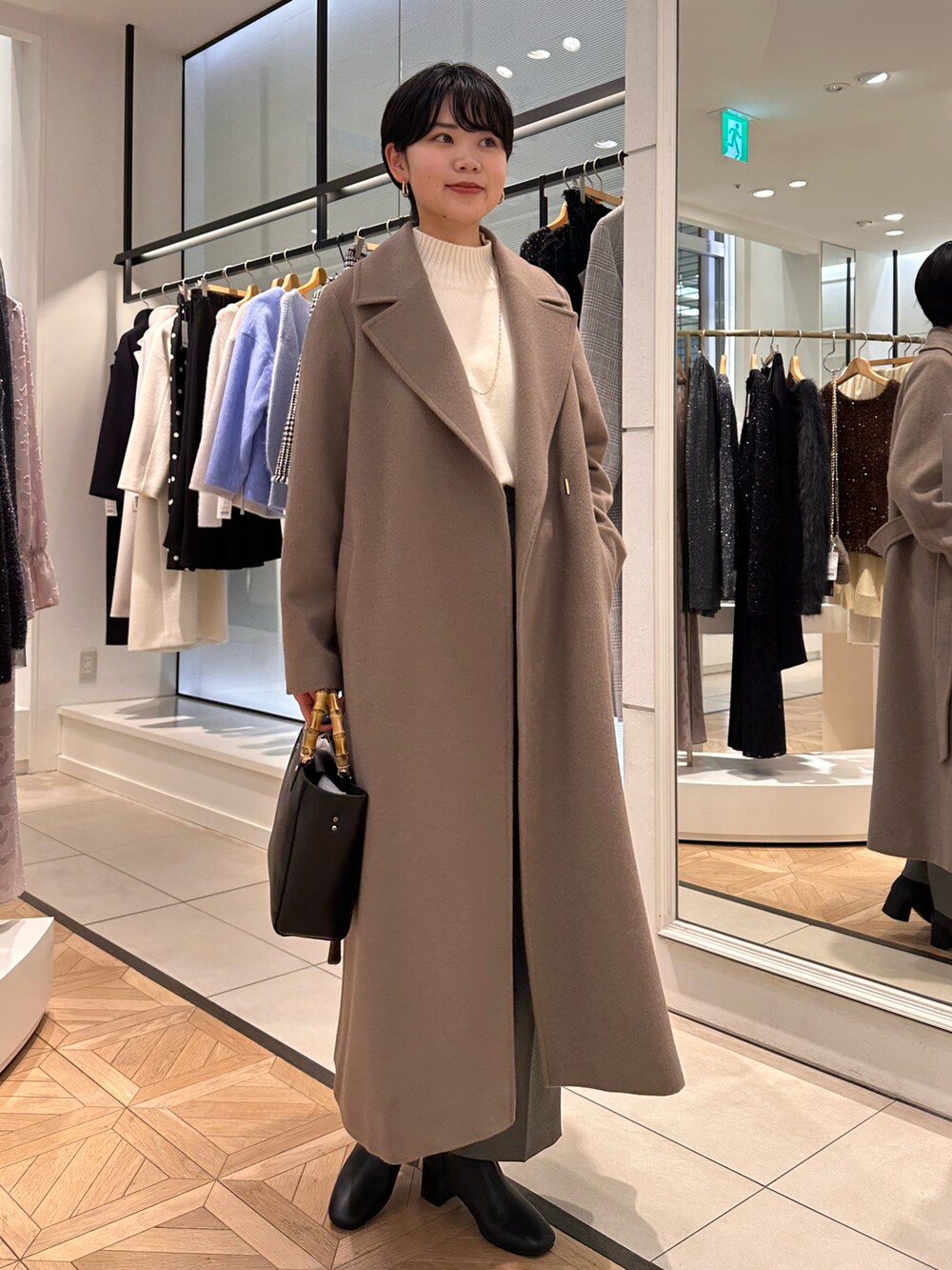 ホワイト系のニット/セーター、グレー系のその他パンツ、グリーン系のその他アウターを着用したレディースの冬コーディネートの4枚目の写真