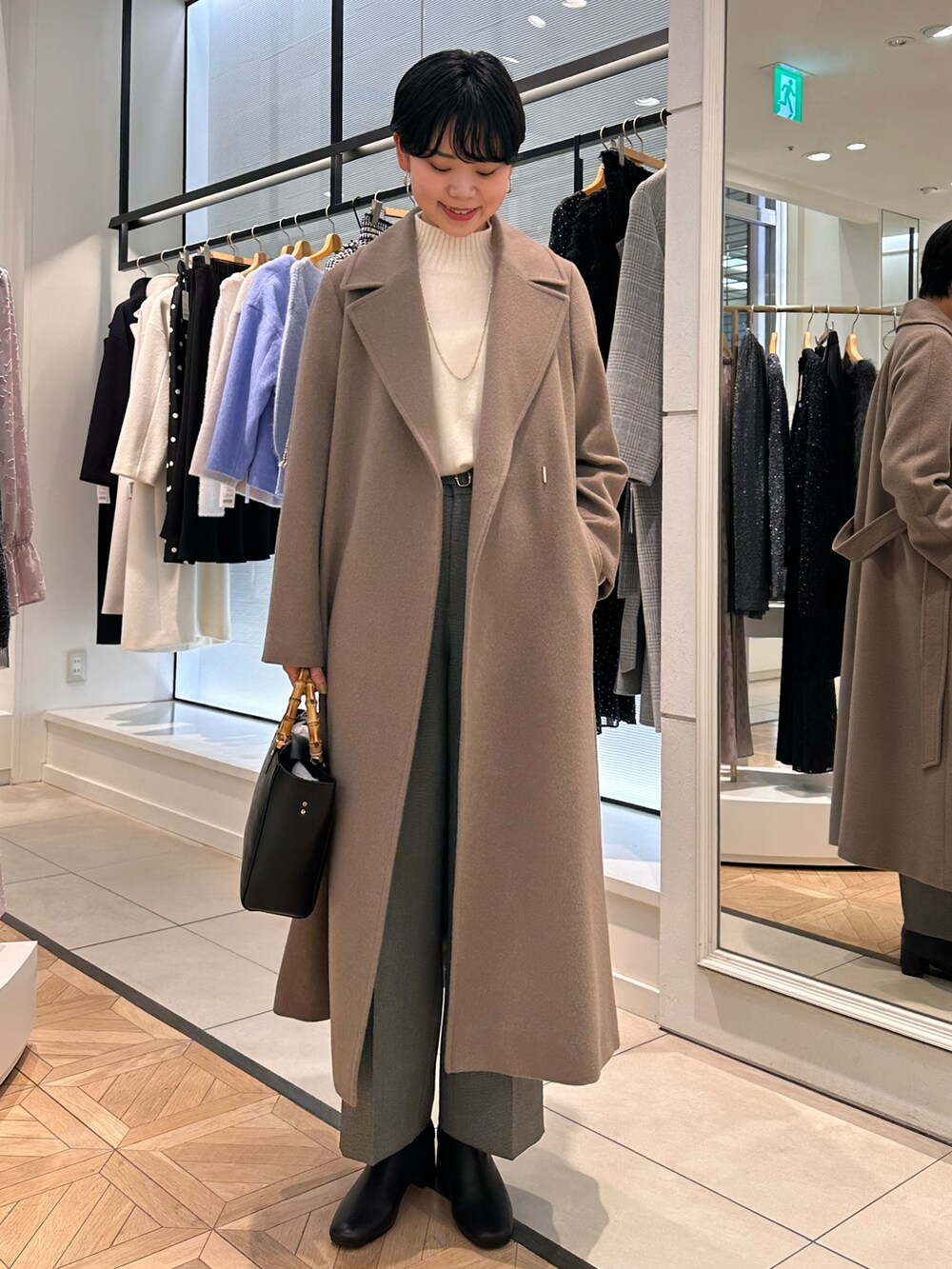 ホワイト系のニット/セーター、グレー系のその他パンツ、グリーン系のその他アウターを着用したレディースの冬コーディネートの2枚目の写真