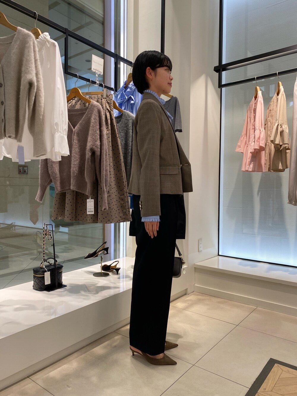 ブルー系のシャツ/ブラウス、ベージュ系のテーラードジャケット、ブラック系のその他パンツを着用したレディースの秋コーディネートの3枚目の写真