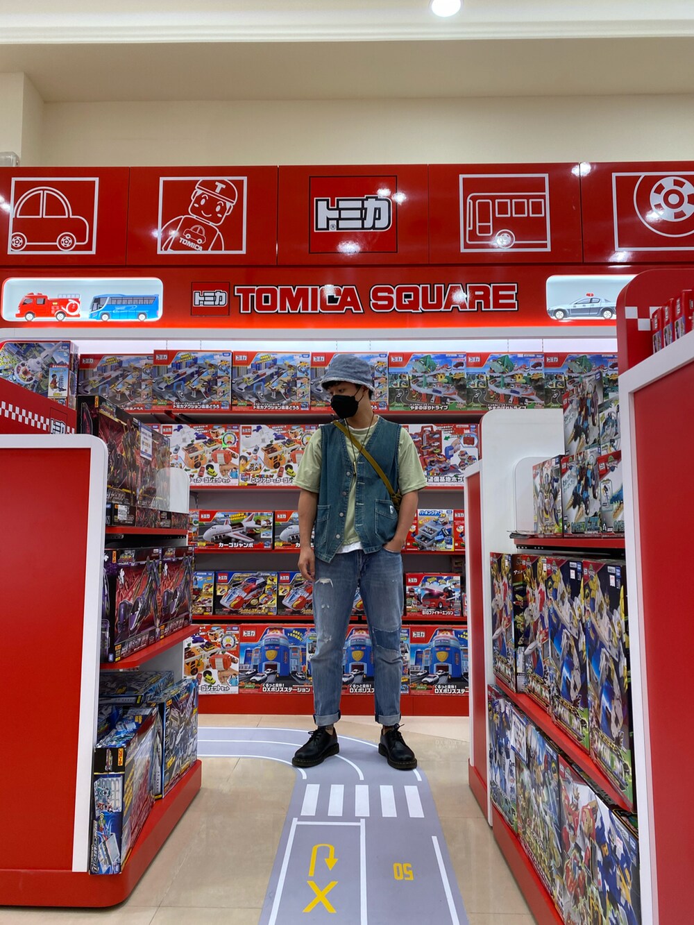 ブラック系のブーツを着用したメンズの夏コーディネートの3枚目の写真