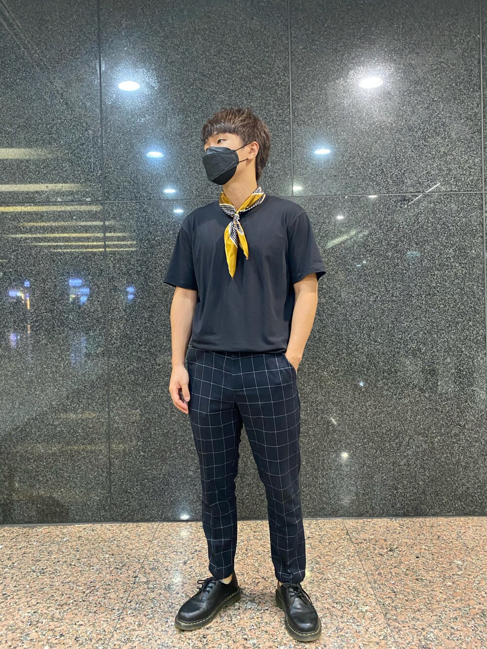 ブラック系のブーツを着用したメンズの夏コーディネートの2枚目の写真