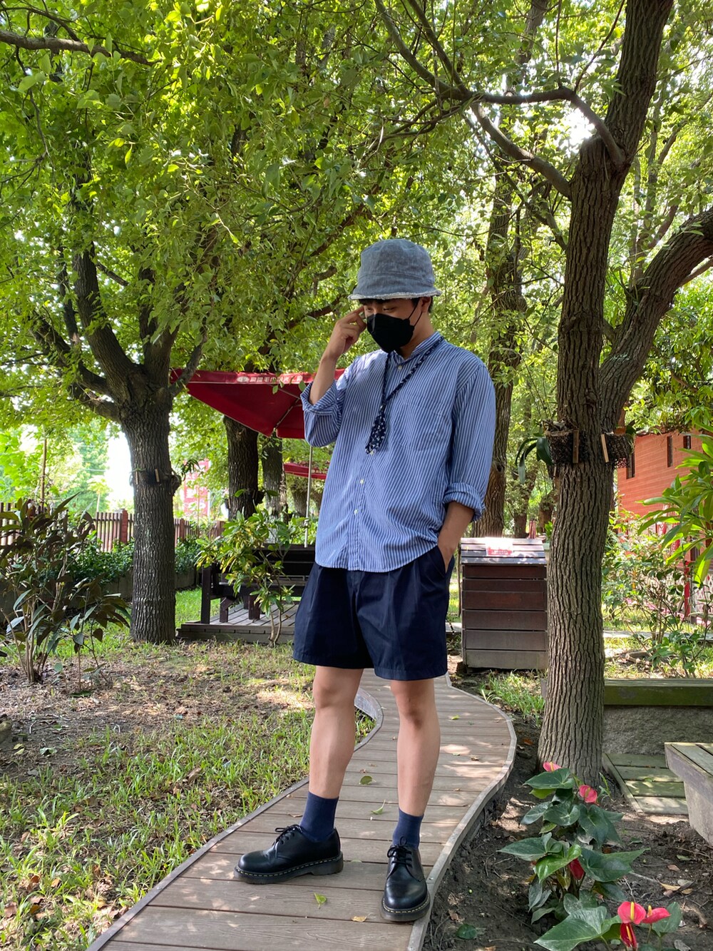 ブラック系のブーツを着用したメンズの夏コーディネートの2枚目の写真