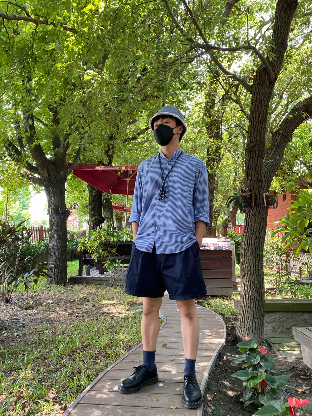 ブラック系のブーツを着用したメンズの夏コーディネートの3枚目の写真