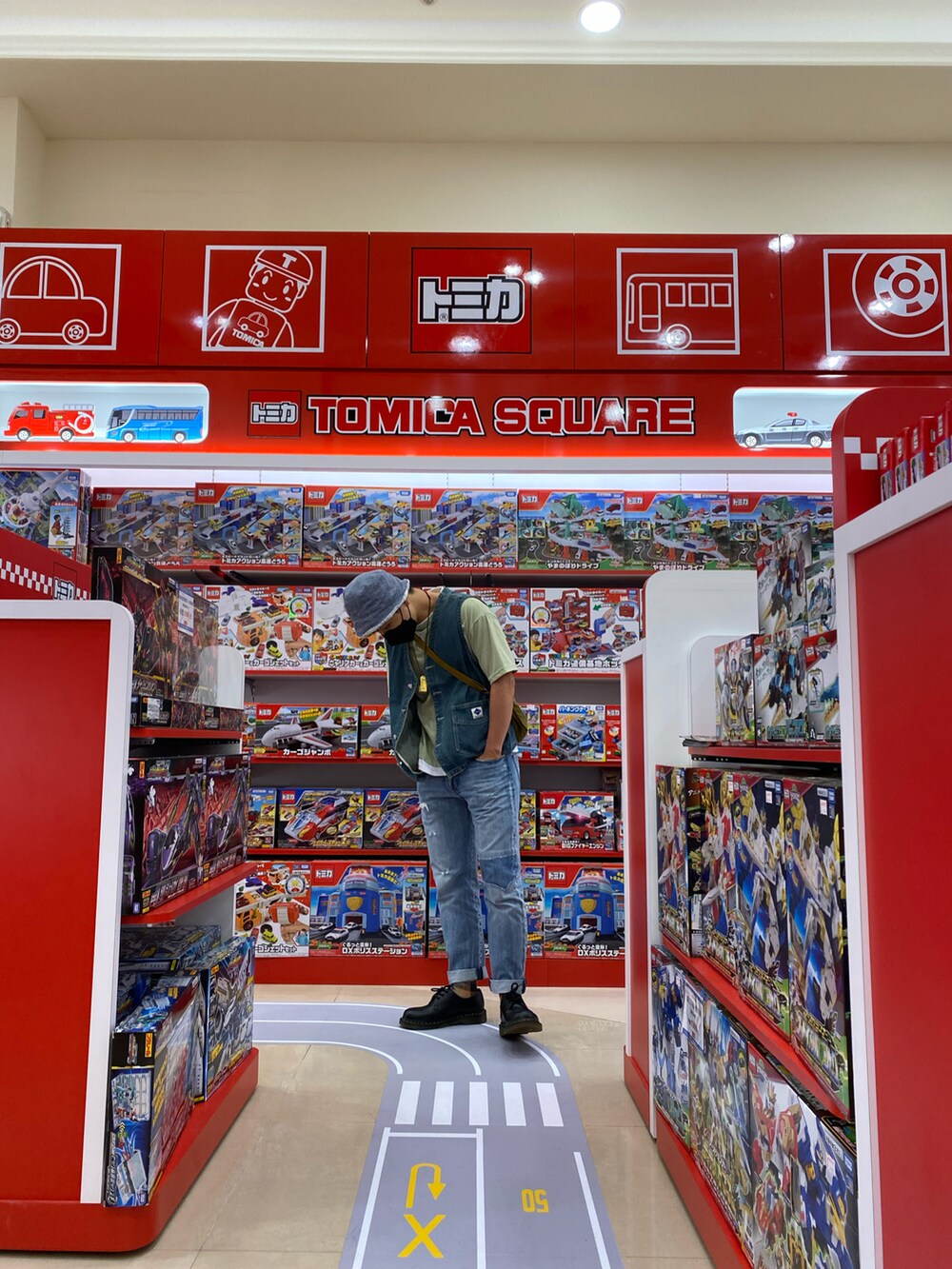 ブラック系のブーツを着用したメンズの夏コーディネートの2枚目の写真