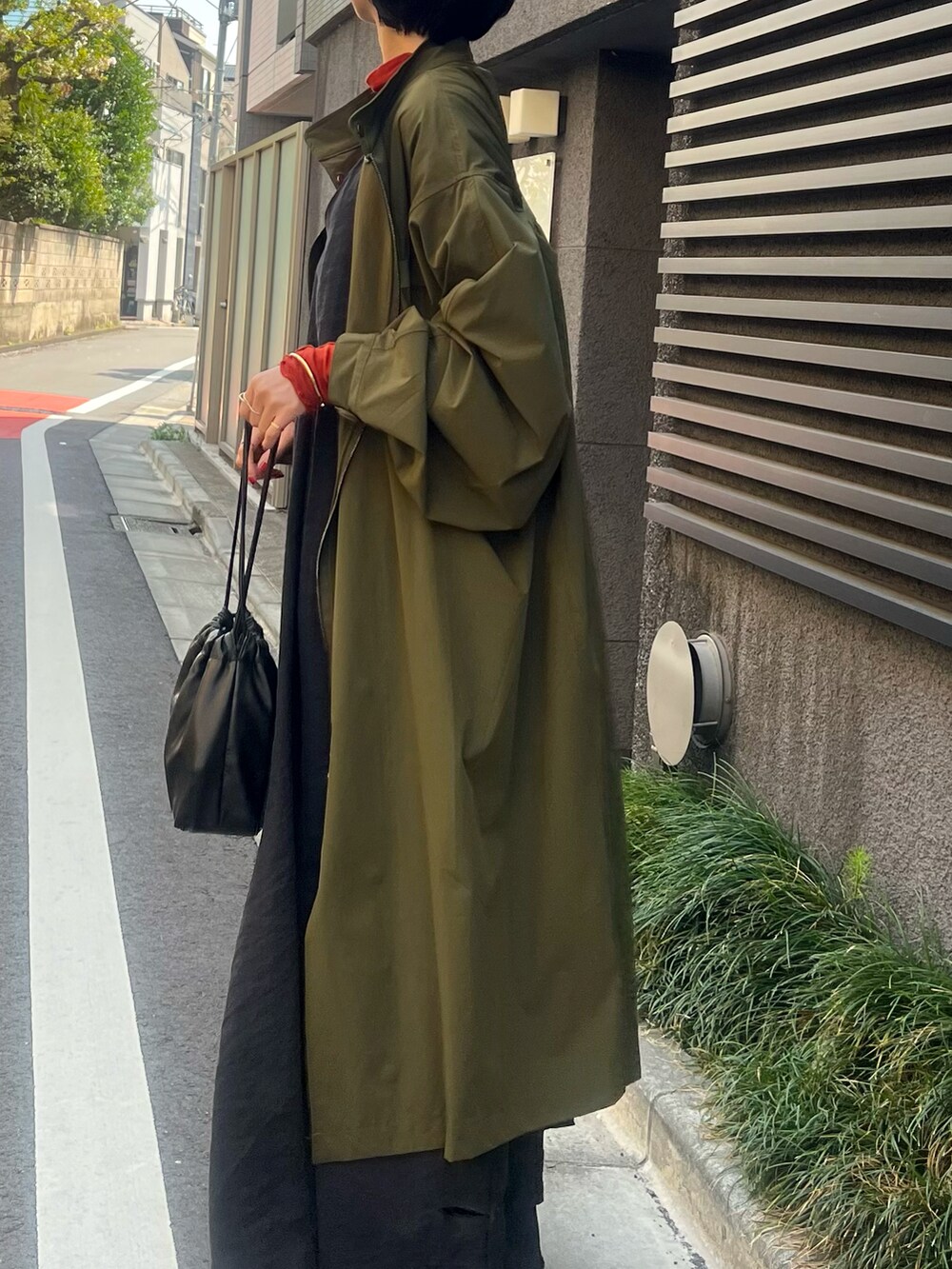 「今日のコーデ、モノトーンコーデ、ワンピース、大人コーデ、ブラック、カラーコーデ、大人女子、オトナカジュアル」｜「JEANASISのメローハイネックLST/918264（Tシャツ/カットソー、オレンジ系）」を使った、nssis2さん（レディース・166cm）の春コーディネートの4枚目の写真