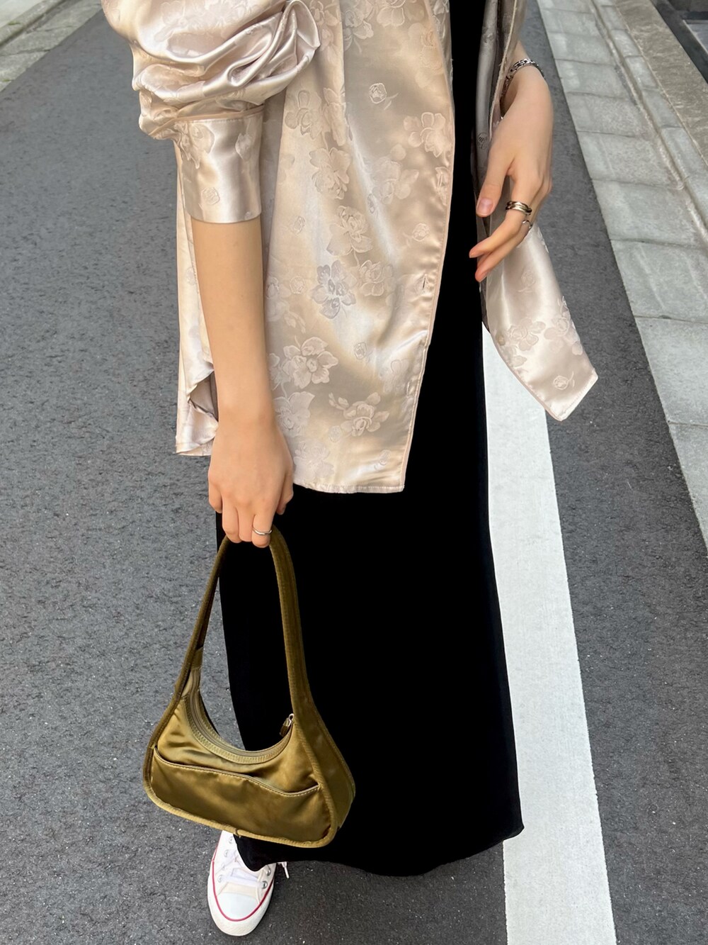 「春服、ラクチンコーデ、今日のコーデ、ラフ、大人カジュアル、ベージュ、ootd、ブラックコーデ、スニーカー、ワンピース、ワンピース×スニーカー、シャツスタイル、スニーカー女子、スニーカーコーデ、ブラックワンピース」｜「mysticのアイテム（シャツ/ブラウス、ホワイト系）」を使った、nssis2さん（レディース・166cm）の春コーディネートの3枚目の写真