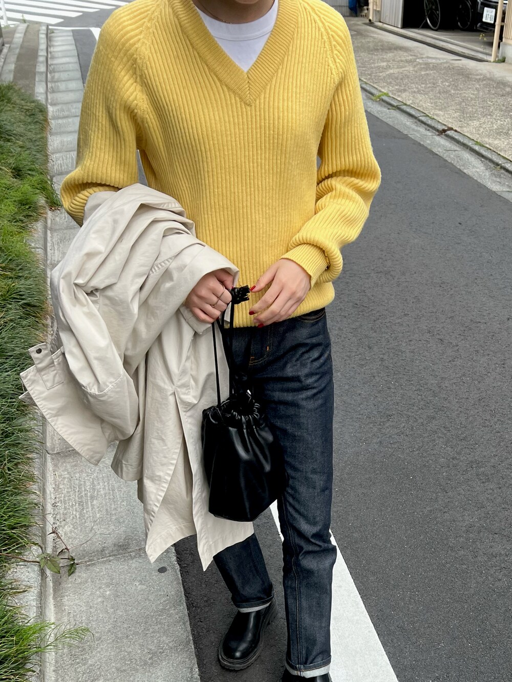 「春コーデ、大人カジュアル、休日コーデ、カラーコーデ、デニム、今日のコーデ、カジュアル、イエロー、デニムパンツ、白Tシャツ、ブラック、古着MIX、古着、デニムコーデ、低身長」｜「古着のアイテム（ハンドバッグ、ブラック系）」を使った、nssis2さん（レディース・166cm）の春コーディネートの5枚目の写真