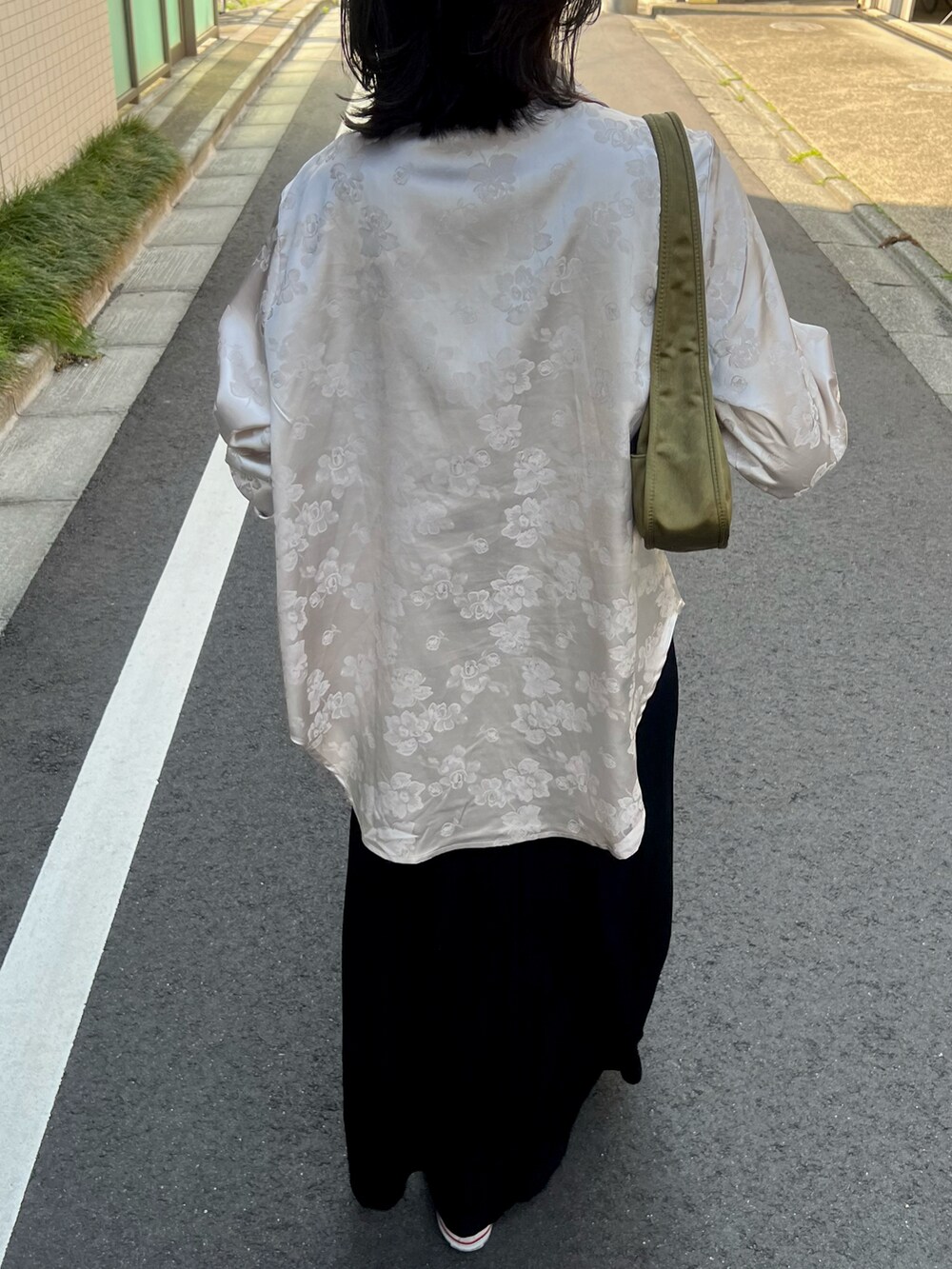 「春服、ラクチンコーデ、今日のコーデ、ラフ、大人カジュアル、ベージュ、ootd、ブラックコーデ、スニーカー、ワンピース、ワンピース×スニーカー、シャツスタイル、スニーカー女子、スニーカーコーデ、ブラックワンピース」｜「mysticのアイテム（シャツ/ブラウス、ホワイト系）」を使った、nssis2さん（レディース・166cm）の春コーディネートの4枚目の写真