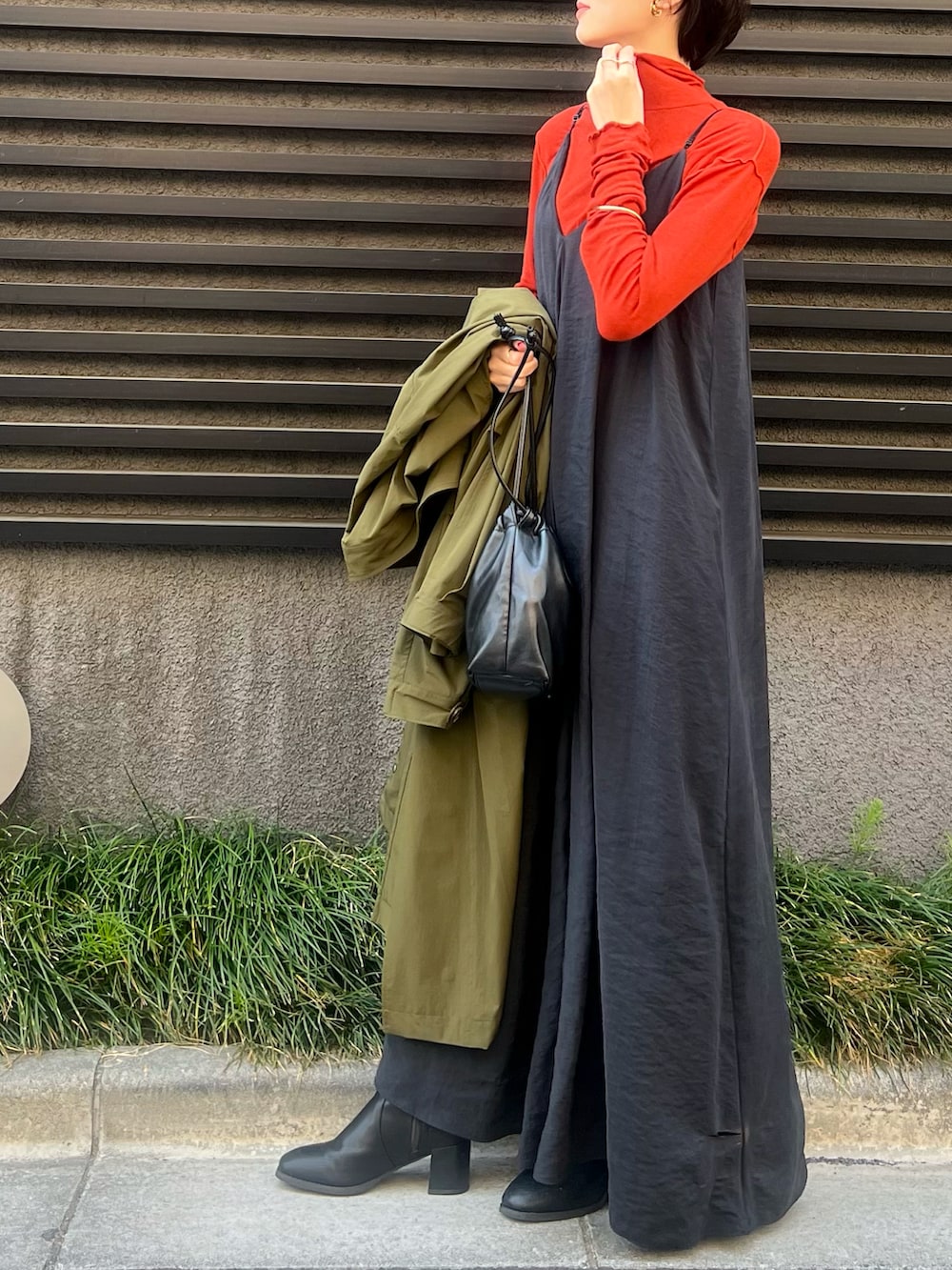 「今日のコーデ、モノトーンコーデ、ワンピース、大人コーデ、ブラック、カラーコーデ、大人女子、オトナカジュアル」｜「JEANASISのメローハイネックLST/918264（Tシャツ/カットソー、オレンジ系）」を使った、nssis2さん（レディース・166cm）の春コーディネートの2枚目の写真