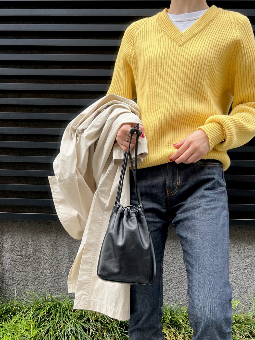 「春コーデ、大人カジュアル、休日コーデ、カラーコーデ、デニム、今日のコーデ、カジュアル、イエロー、デニムパンツ、白Tシャツ、ブラック、古着MIX、古着、デニムコーデ、低身長」｜「古着のアイテム（ハンドバッグ、ブラック系）」を使った、nssis2さん（レディース・166cm）の春コーディネートの4枚目の写真