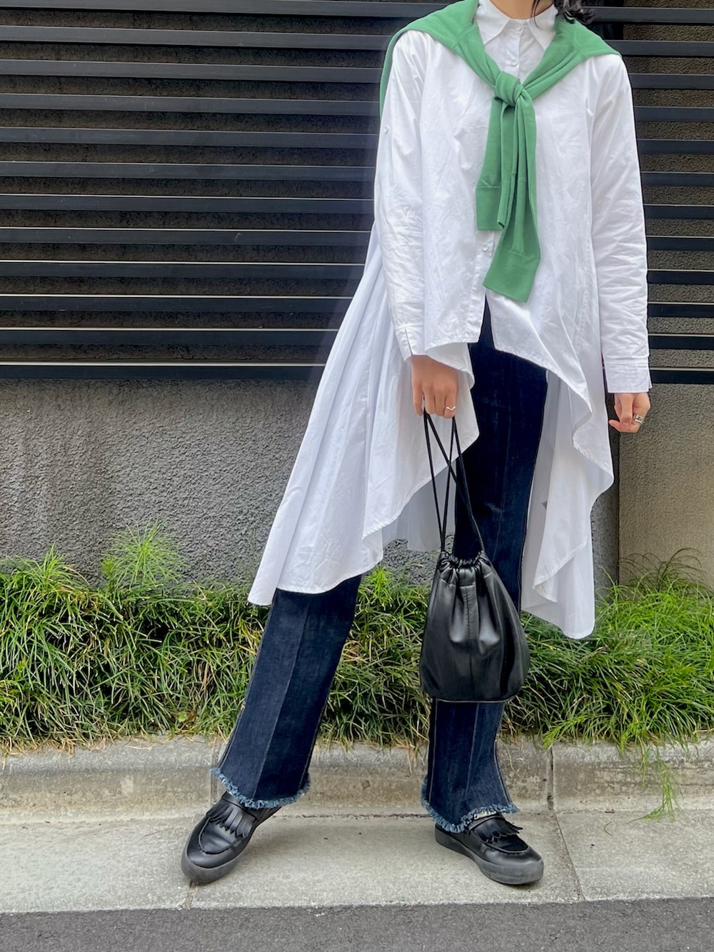 「大人カジュアル、休日コーデ、デニム、ホワイト、高身長女子、カーディガン、シャツスタイル、古着MIX、デニムパンツ、今日のコーデ、グリーン、ロングシャツ、シャツワンピ、肩掛けカーデ、デニムコーデ」｜「ADAM ET ROPE'の＜逸品シリーズ＞センタープレスフレアデニム（デニムパンツ、ブルー系）」を使った、nssis2さん（レディース・166cm）の春コーディネートの2枚目の写真