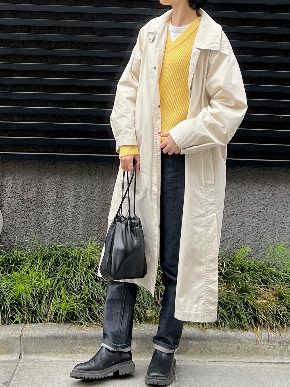 「春コーデ、大人カジュアル、休日コーデ、カラーコーデ、デニム、今日のコーデ、カジュアル、イエロー、デニムパンツ、白Tシャツ、ブラック、古着MIX、古着、デニムコーデ、低身長」｜「古着のアイテム（ハンドバッグ、ブラック系）」を使った、nssis2さん（レディース・166cm）の春コーディネートの2枚目の写真