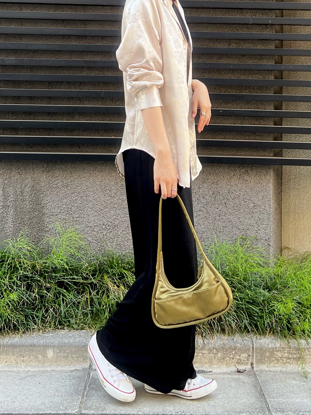 「春服、ラクチンコーデ、今日のコーデ、ラフ、大人カジュアル、ベージュ、ootd、ブラックコーデ、スニーカー、ワンピース、ワンピース×スニーカー、シャツスタイル、スニーカー女子、スニーカーコーデ、ブラックワンピース」｜「mysticのアイテム（シャツ/ブラウス、ホワイト系）」を使った、nssis2さん（レディース・166cm）の春コーディネートの2枚目の写真