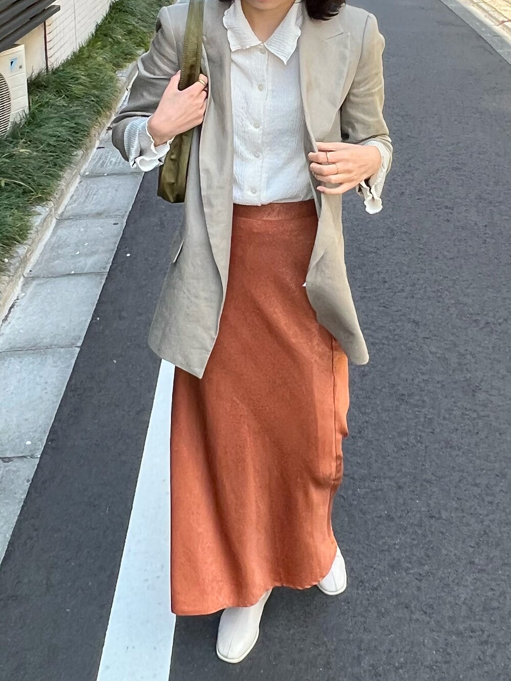 「春カラー、春夏コーデ、キレイめ、カジュアルコーデ、カラーコーデ、ナチュラル、シアートップス、春服、大人コーデ、オフィスカジュアル、ロングスカート、オレンジコーデ、ジャケットスタイル、OLコーデ、高身長女子」｜「ZARAのアイテム（ジャケット/アウター、グレー系）」を使った、nssis2さん（レディース・166cm）の春コーディネートの2枚目の写真