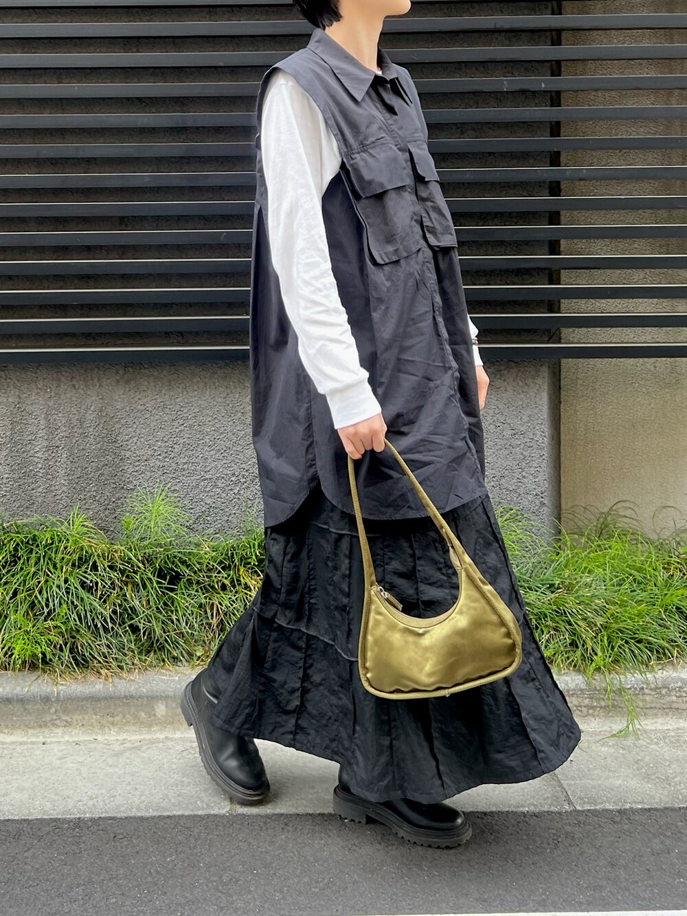 「大人カジュアル、スカートスタイル、今日のコーデ、古着MIX、ブラック、ロングスカート、白Tシャツ、ブラックコーデ、大人シンプル」｜「ZARAのシャツベスト（シャツ/ブラウス、ブラック系）」を使った、nssis2さん（レディース・166cm）の春コーディネートの3枚目の写真