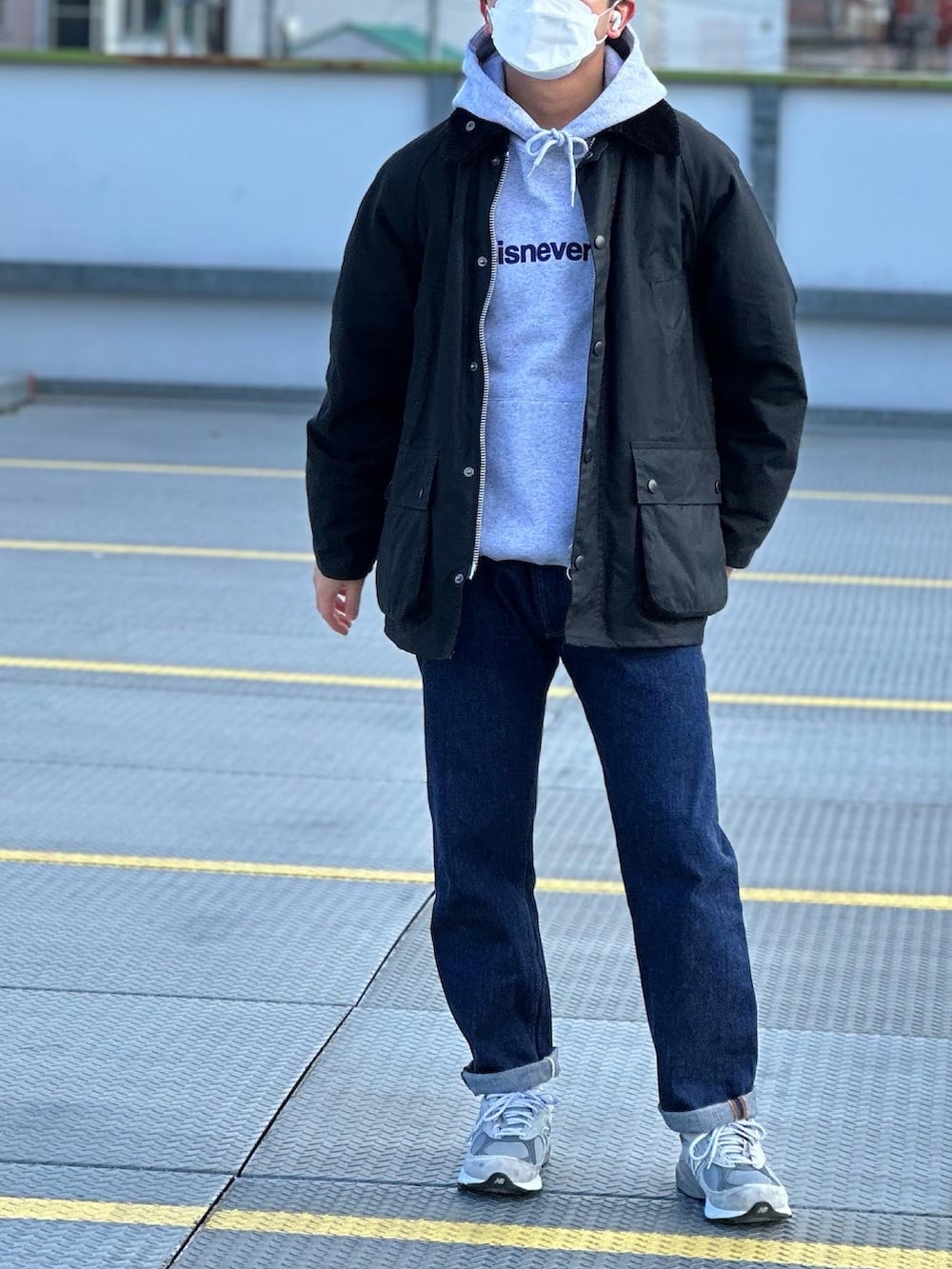 ブルー系のデニムパンツ、ブラック系のミリタリージャケット、ブラック系のショルダーバッグを着用したメンズの冬コーディネートの3枚目の写真