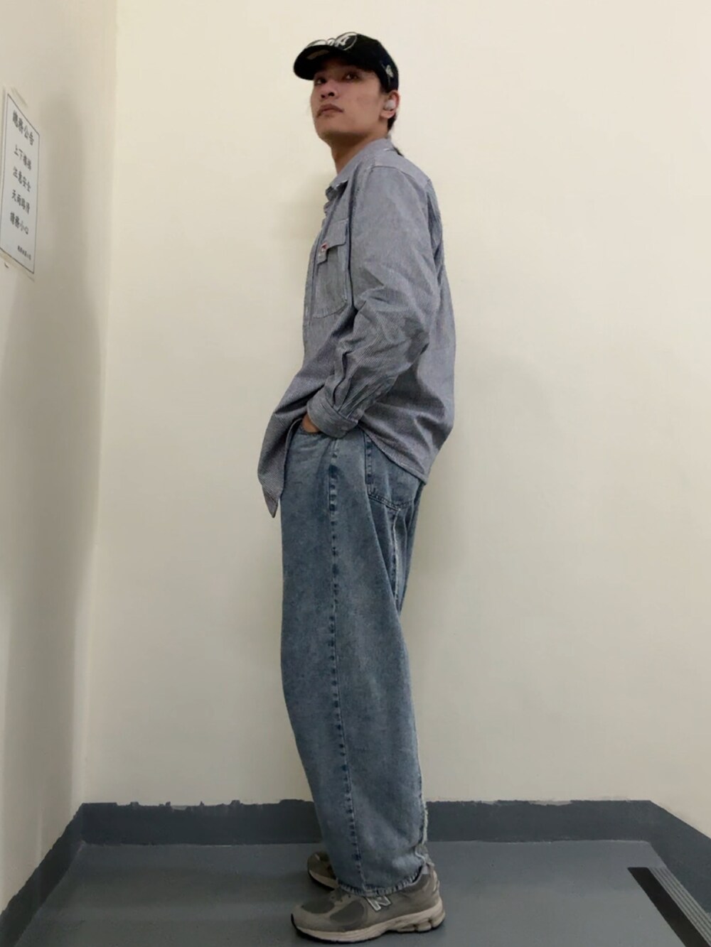 その他のシャツ/ブラウス、ブルー系のデニムパンツ、グレー系のスニーカーを着用したメンズの春コーディネートの2枚目の写真