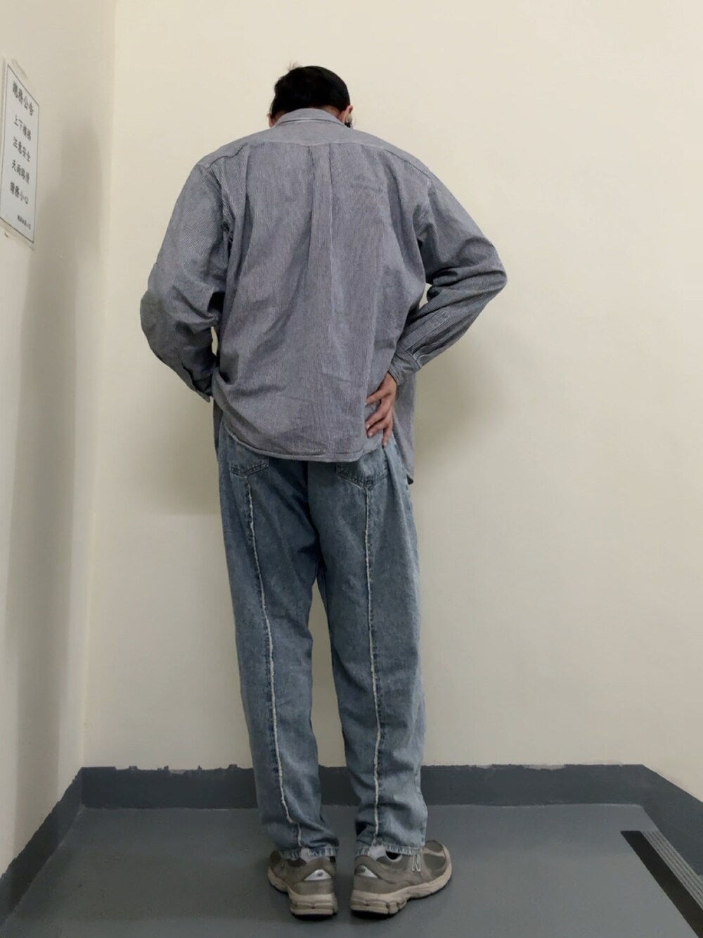 その他のシャツ/ブラウス、ブルー系のデニムパンツ、グレー系のスニーカーを着用したメンズの春コーディネートの3枚目の写真