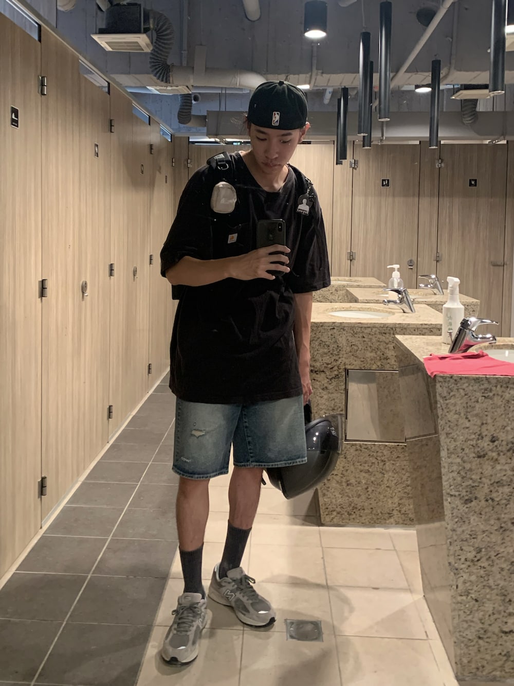 ブルー系のその他パンツ、グレー系のスニーカー、ブラック系のTシャツ/カットソーを着用したメンズの夏コーディネートの2枚目の写真