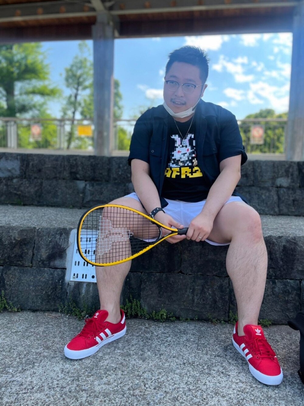 レッド系のスニーカー、ホワイト系のその他パンツ、ブルー系のシャツ/ブラウスを着用したメンズの春コーディネートの2枚目の写真