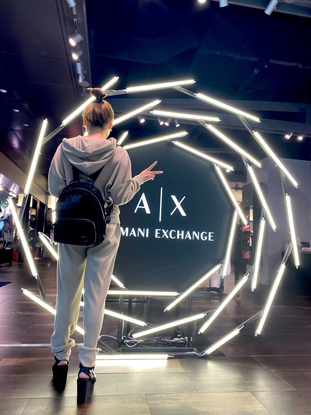 「AXchanger、AXchange、ミニバッグ、アルマーニエクスチェンジ、大人カジュアル、シンプル、セットアップ、休日スタイル、おしゃれさんと繋がりたい、低身長女子、大人コーデ、モノトーンコーデ、ラクチンコーデ、海外セレブ風、ベージュ」｜「ARMANI EXCHANGEの【A|X アルマーニ エクスチェンジ】ロープソールウエッジサンダル（サンダル、ブラック系）」を使った、peachさん（レディース・157cm）の夏コーディネートの3枚目の写真