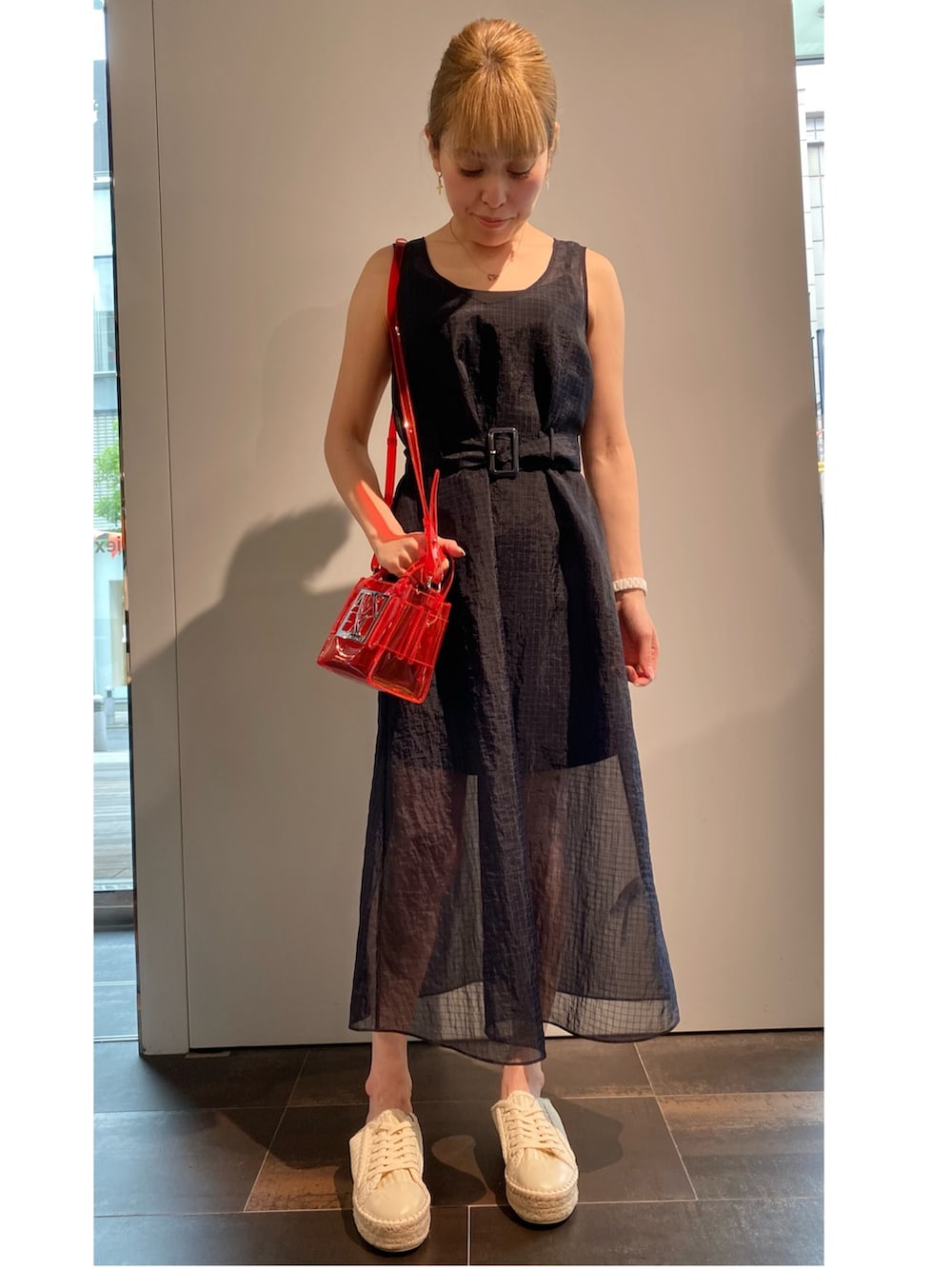 「オトナ女子、夏、シンプルコーデ、カジュアルコーデ、キレイめ、モノトーン、ロングスカート、ワンピース、AXchanger、ootd、AXchange、アルマーニエクスチェンジ、休日スタイル、サンダル、ママコーデ」｜「ARMANI EXCHANGEの【A|X アルマーニ エクスチェンジ】オーガンジーシースルーベルテッドワンピース（ワンピース、ブルー系）」を使った、peachさん（レディース・157cm）の春コーディネートの2枚目の写真